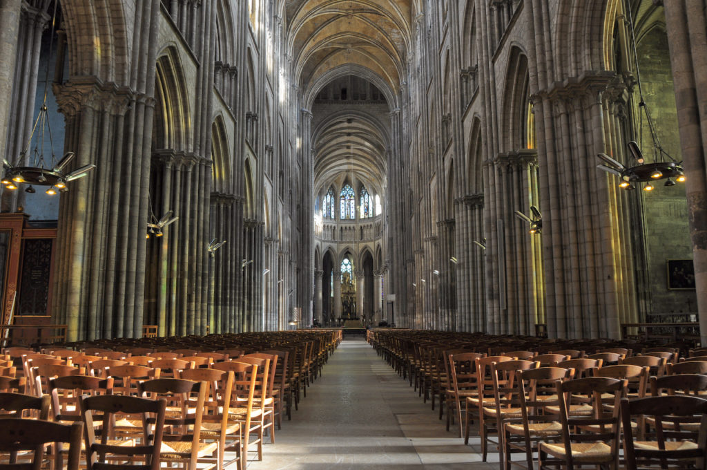 L'intérieur de la cathédrale de Rouen. La nef conduit le regard jusqu'au choeur