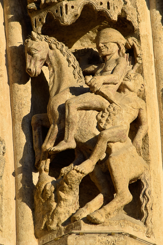 cavalière aux yeux bandés sur la cathédrale d'Amiens