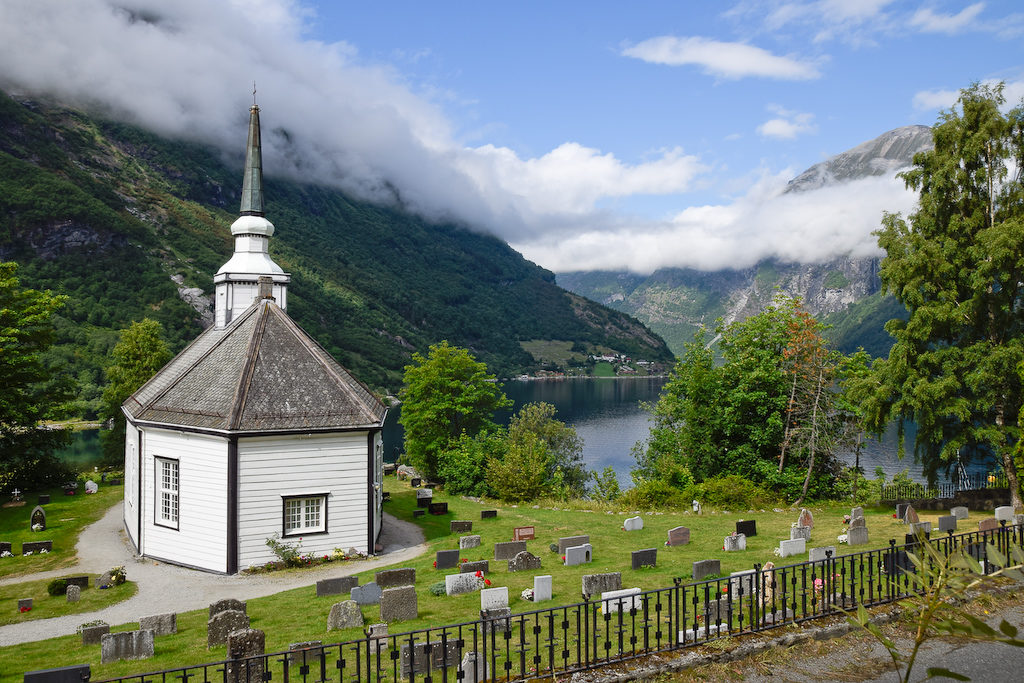 Eglise de Geiranger (milieu du XIXe siècle) dominant un fjord.