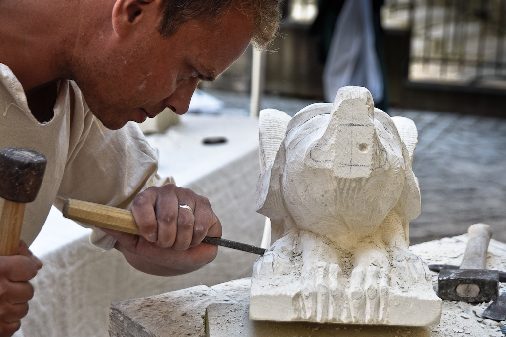 Ces artisans donnent 3 conseils pour sculpter une pierre