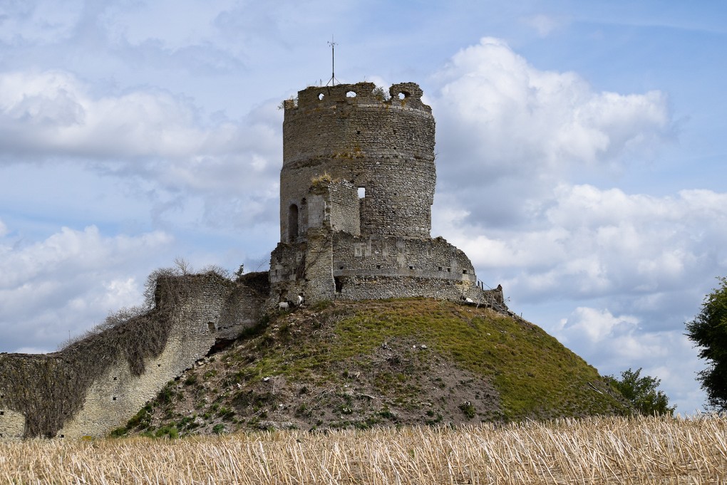 Le donjon à demi-ruiné du château de Château-sur-Epte et sa motte