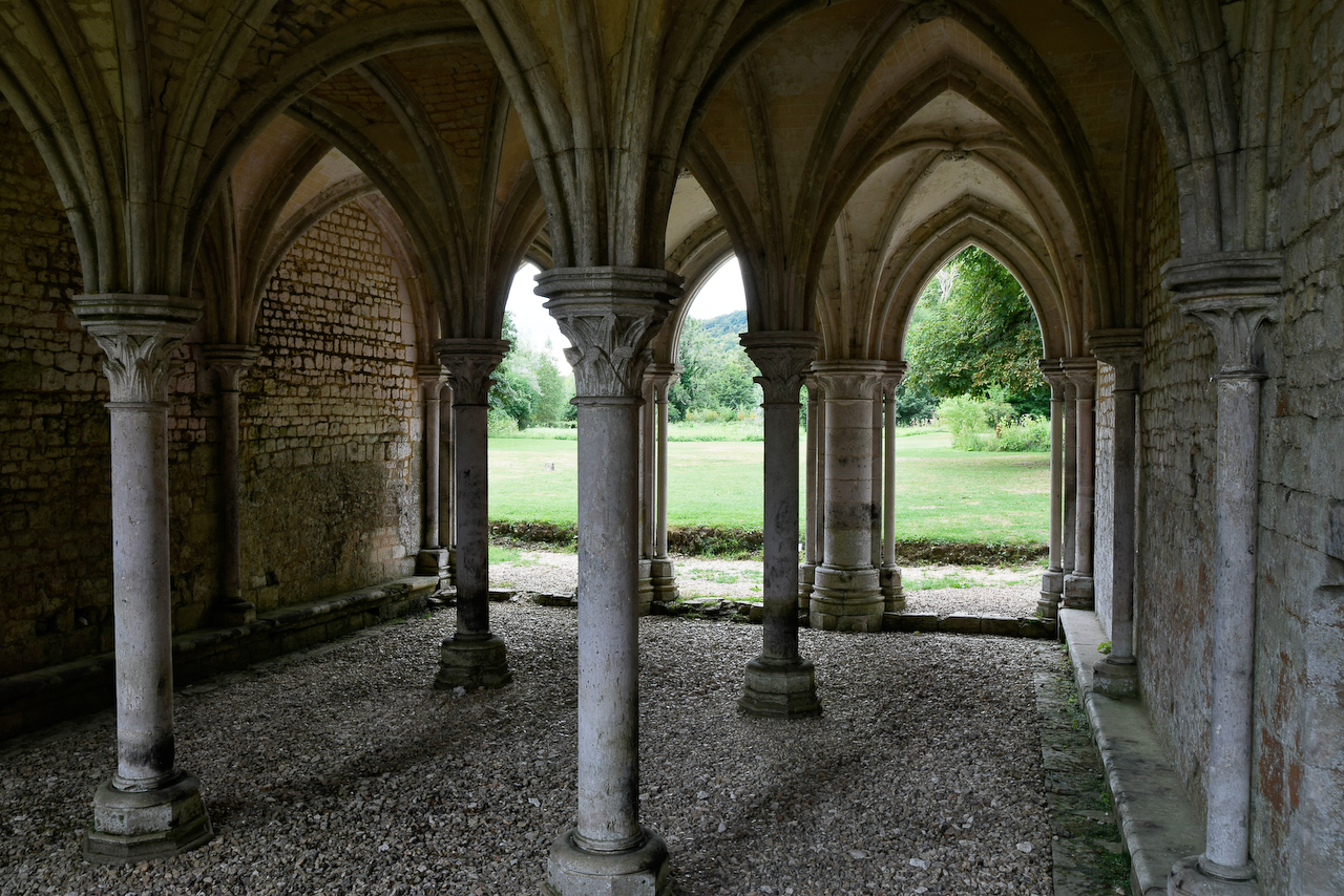Découverte des abbayes cisterciennes : architecture, histoire et signification