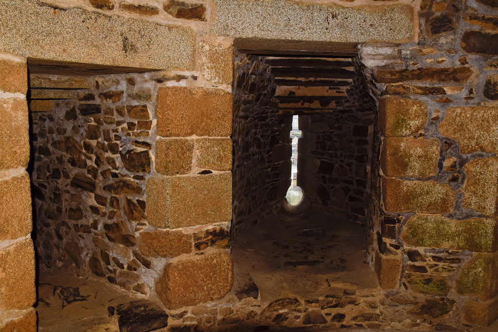 Archères-canonnières dans le château de Fougères.