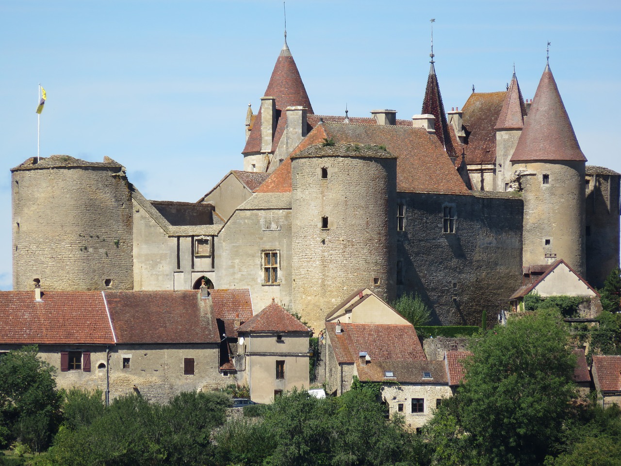 Château de Châteauneuf-en-Auxois, une forteresse bourguignonne bien conservée.