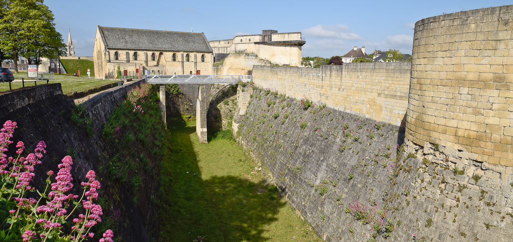 Fossé autour de l'ancien donjon du château de Caen.