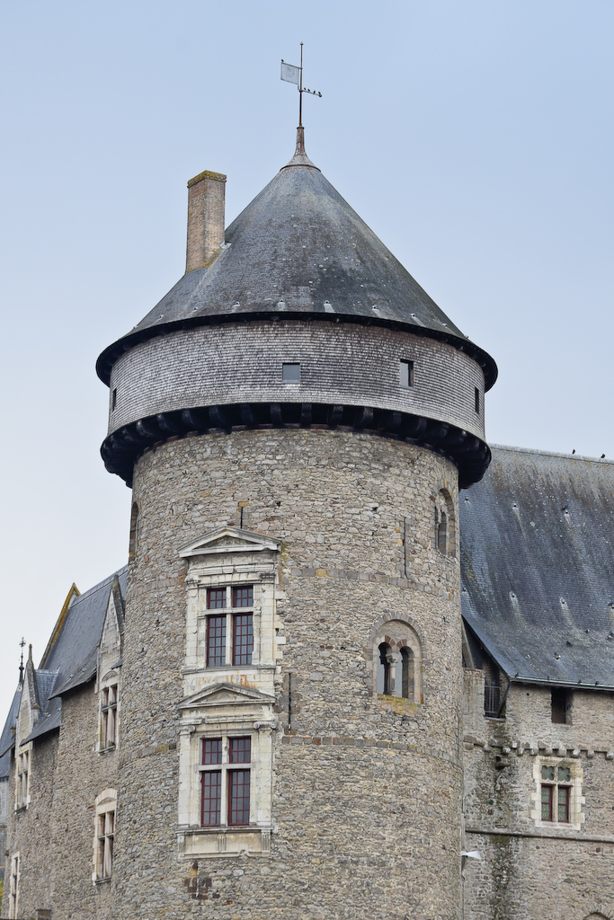 Hourd qui couronne une tour du château de Laval (XIIIe siècle).