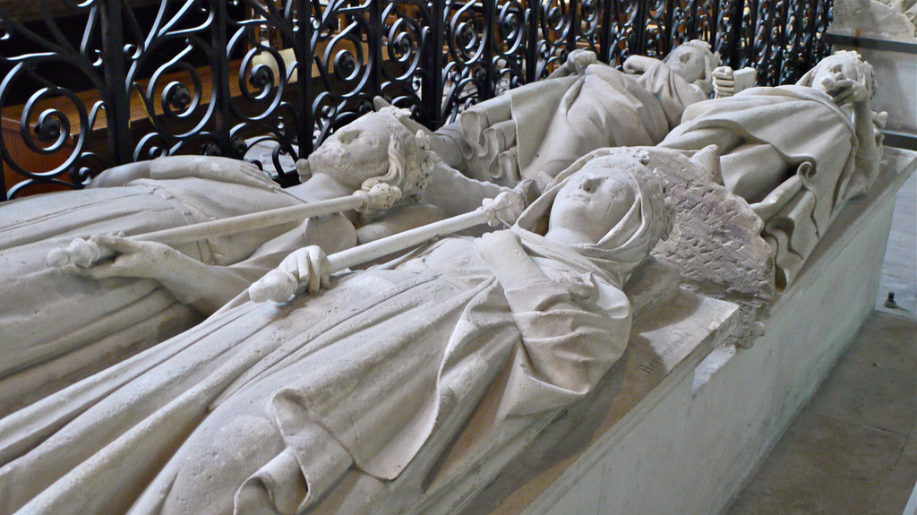 Gisants de rois carolingiens, Carloman et Ermentrude au premier plan, de rois capétiens, Philippe et Constance de Castille