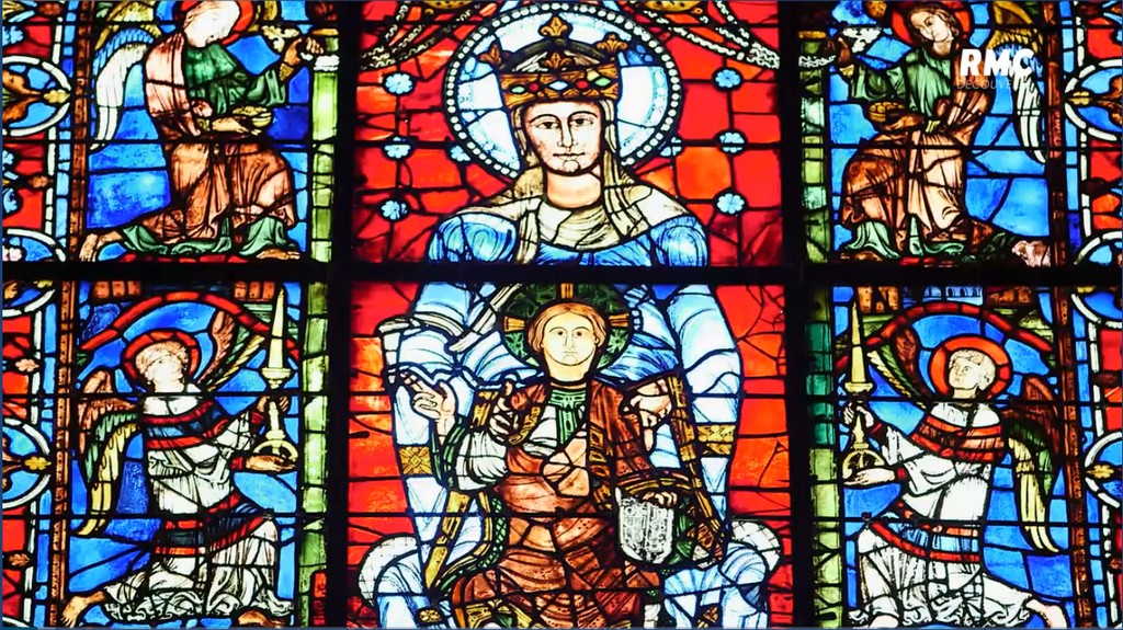 Vitrail de Notre-Dame de la Belle Verrière dans la cathédrale de Chartres.