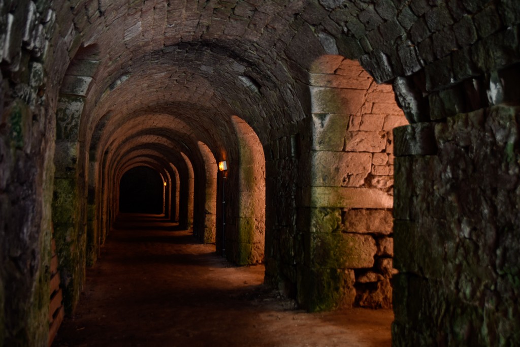Les souterrains, un mythe sous les châteaux forts ?