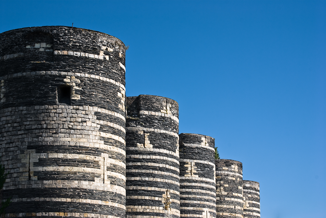 Pourquoi les châteaux forts ont-ils des tours rondes ?