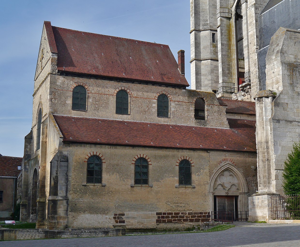 La plus vieille cathédrale de France est…