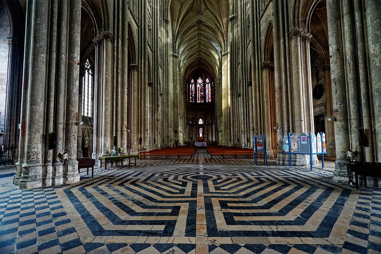 Les labyrinthes dans les églises : décryptage d’un mystère médiéval