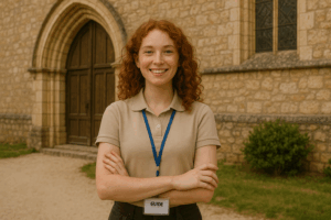 guide femme devant porte église