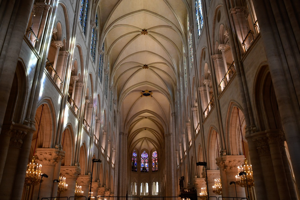 L'intérieur de la cathédrale Notre-Dame de Paris